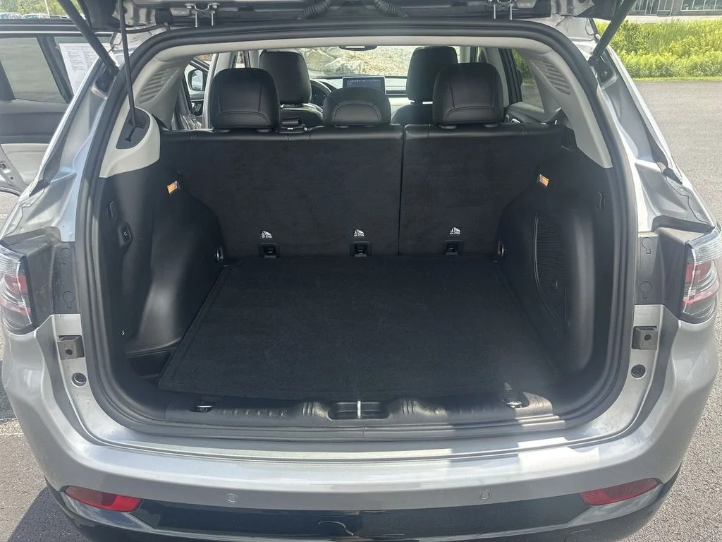 Used 2022 Silver Jeep Limited image 31