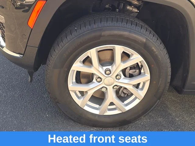 Used 2023  Jeep Limited image 31