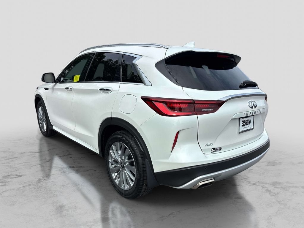 Certified Used 2025 White INFINITI LUXE image 3
