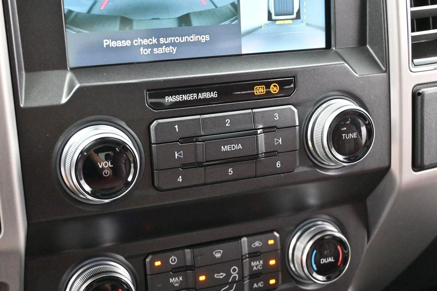 Used 2019 White Platinum Metallic Tri-Coat Ford Platinum image 24