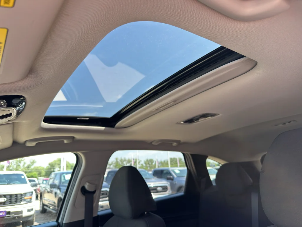 Used 2022 Quartz White Hyundai SEL image 25