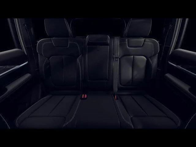 New 2026 Diamond Black Crystal Pearl-Coat Exterior Paint Jeep Limited image 3