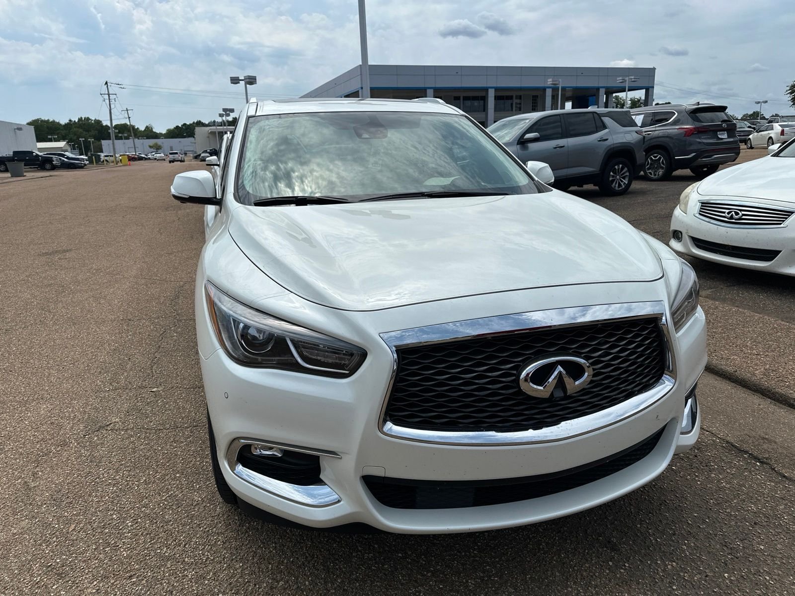 Used 2020 White INFINITI LUXE image 3