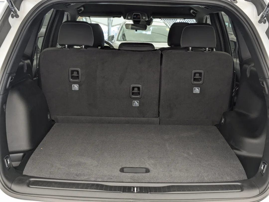New 2026 White Jeep Laredo - - 4x4 - Classic Theme - 8.4-inch Touchscreen - Heated Seats & Steering Wheel & More! image 28