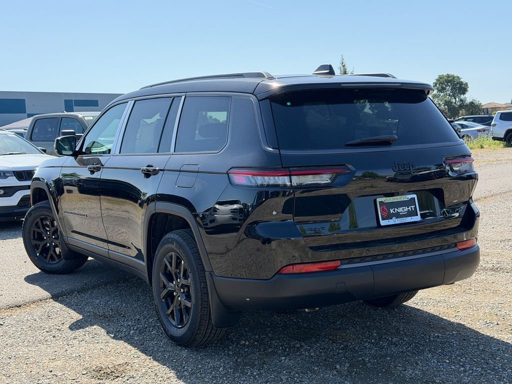 New 2026 Diamond Black Crystal Pearlcoat Jeep Altitude image 8