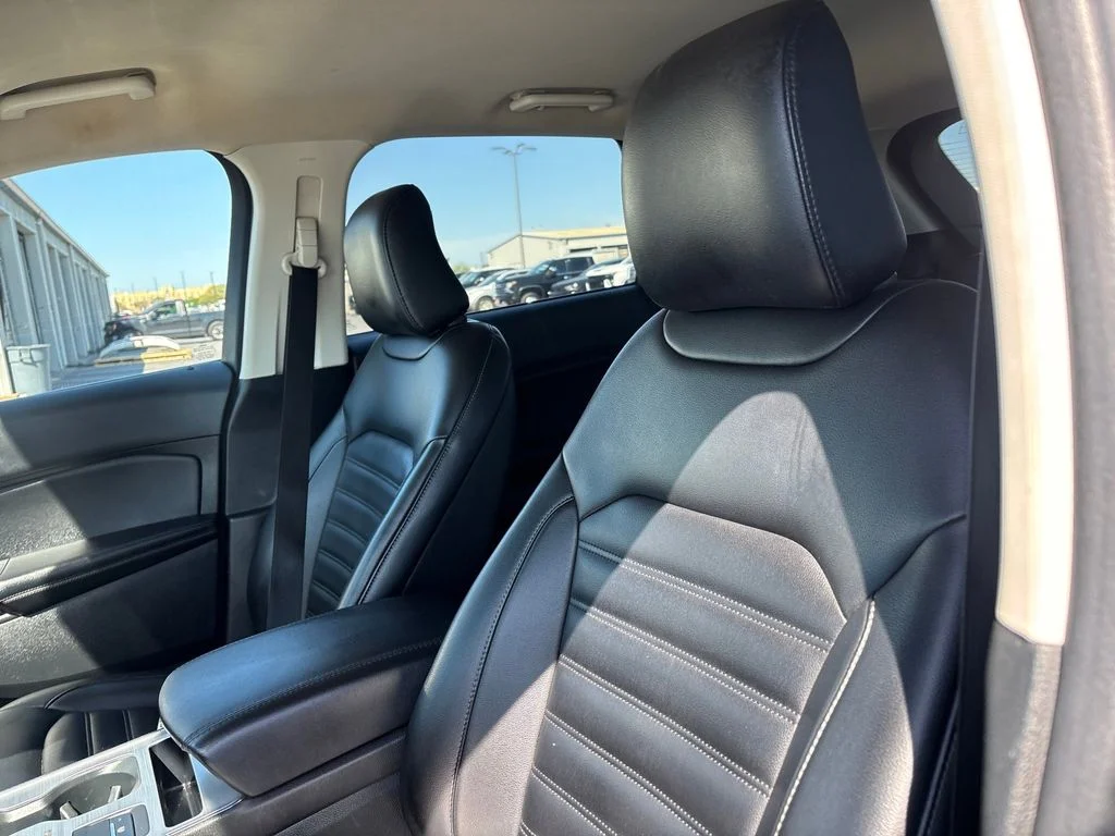 Used 2022 Silver Ford SEL image 9