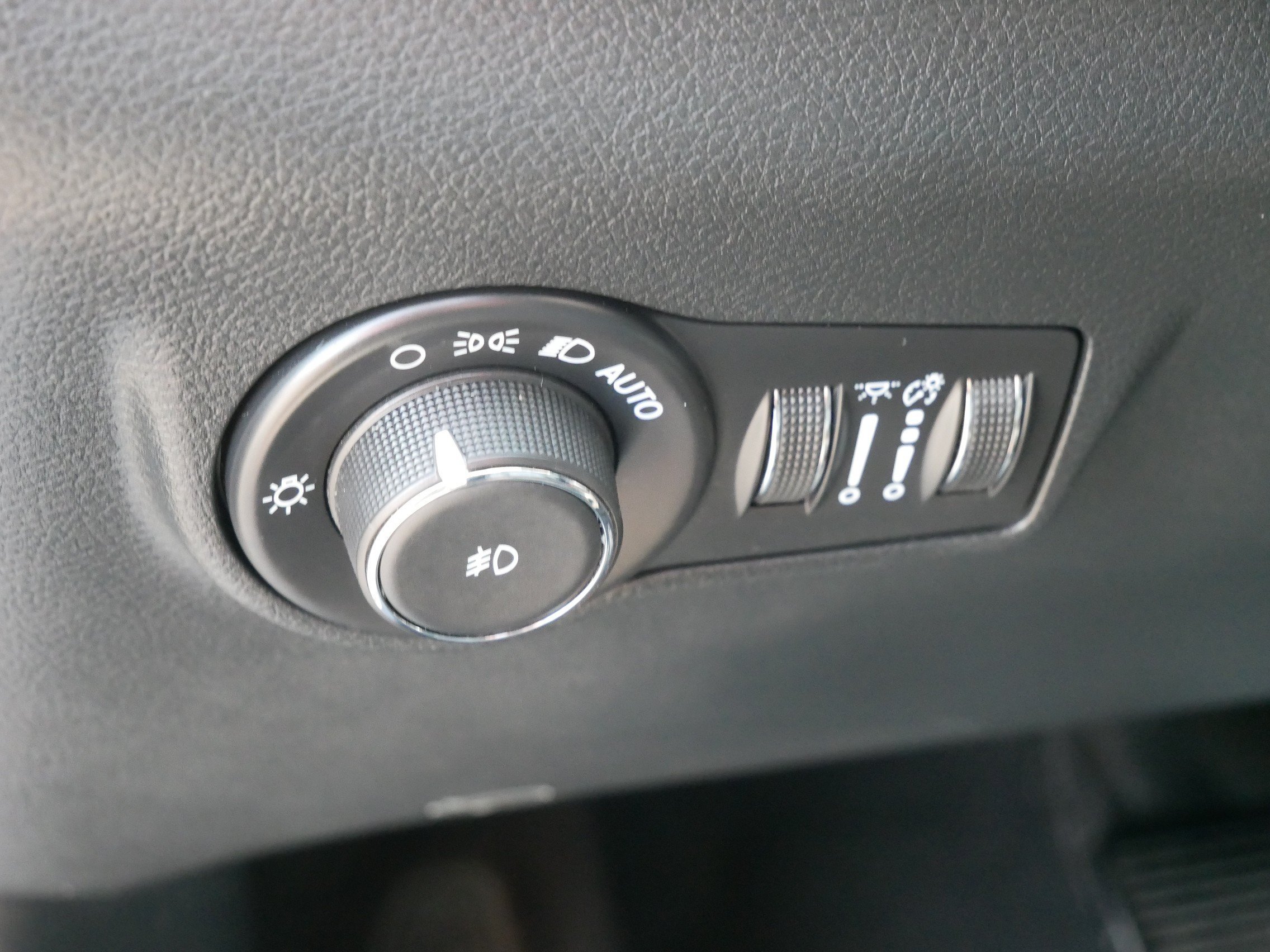 Used 2025 Silver Zynith Jeep Limited image 19