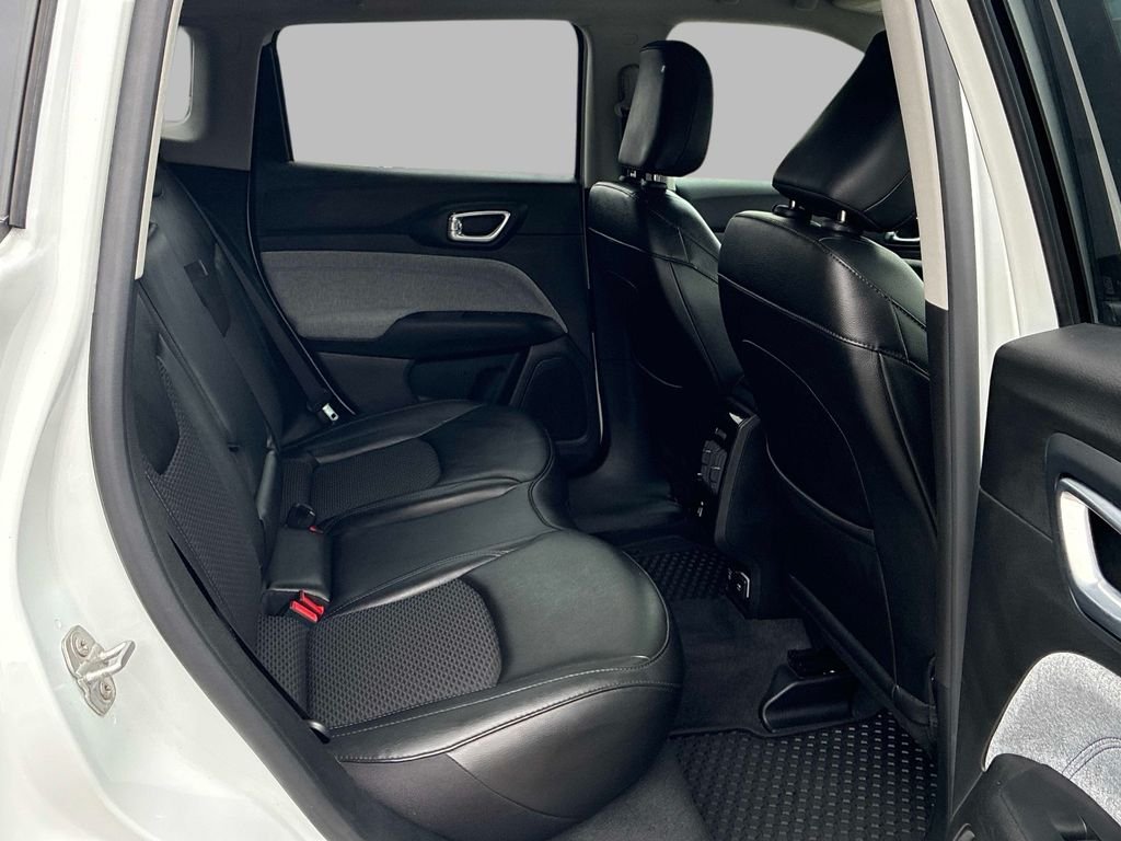 Used 2022 White Jeep Latitude image 10