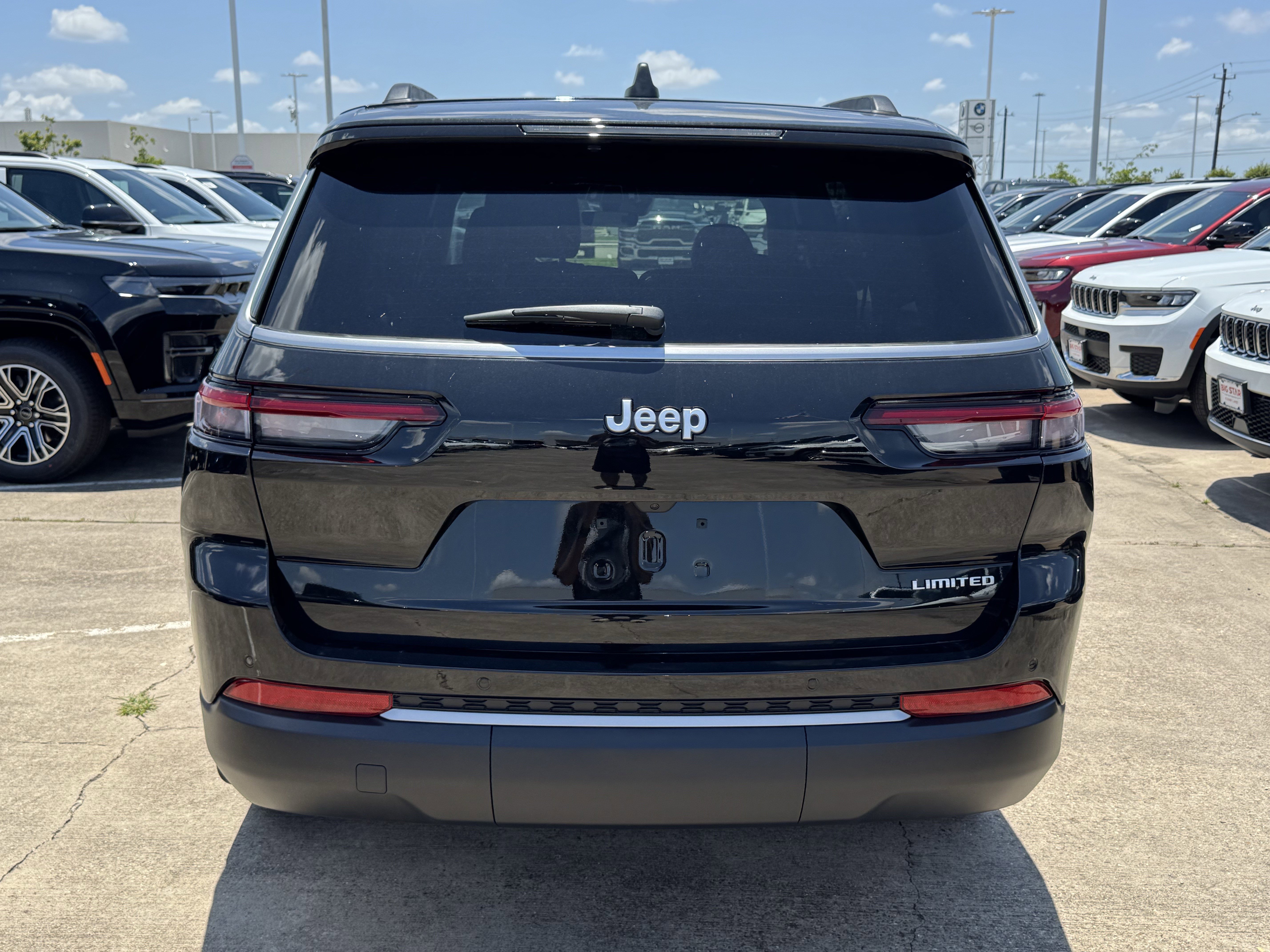 New 2026 Diamond Black Crystal Pearl-Coat Exterior Paint Jeep Limited image 8