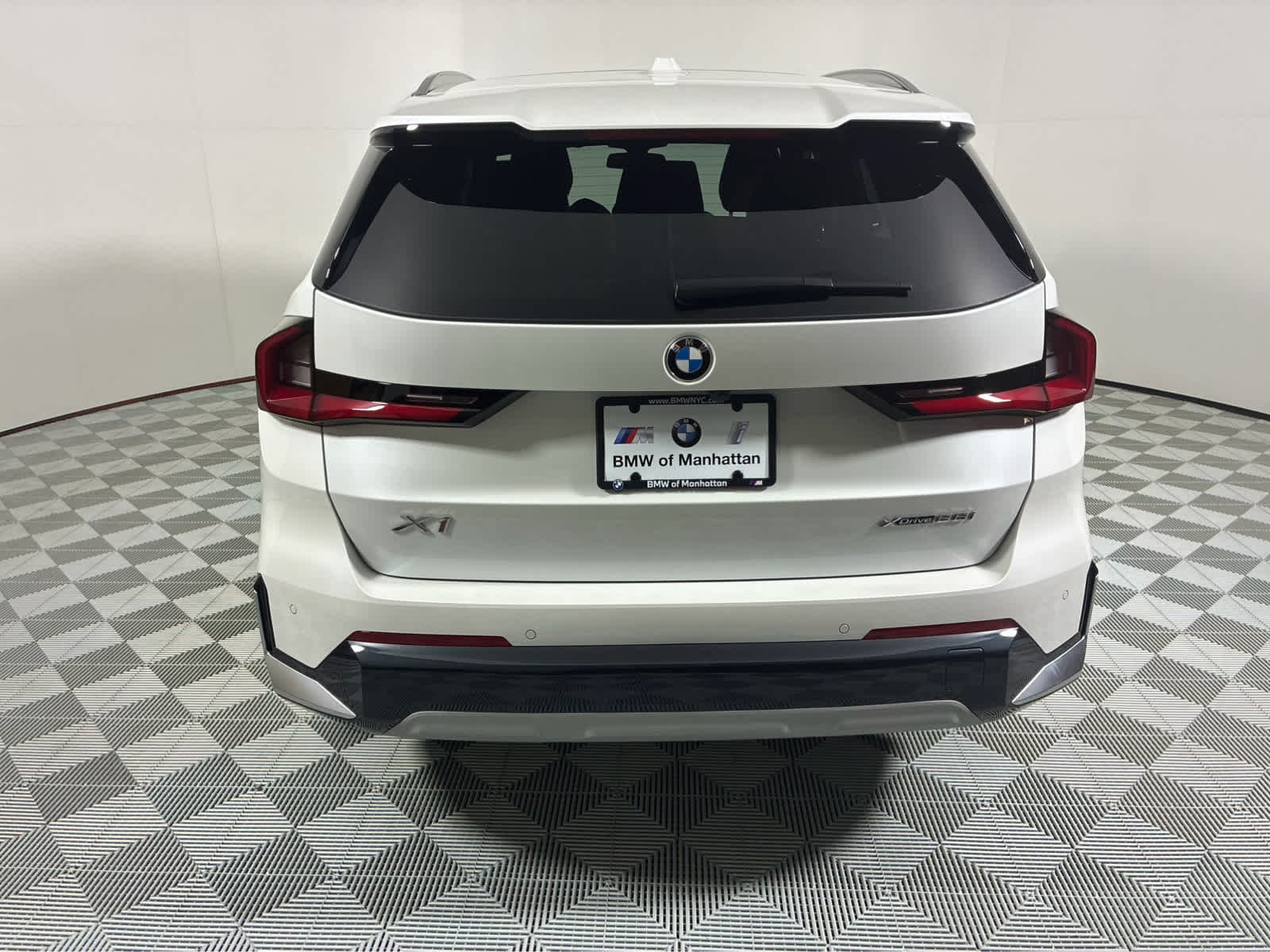 Used 2026 Mineral White Metallic BMW xDrive28i image 3