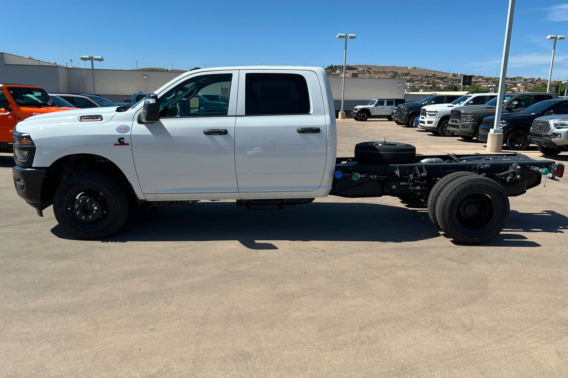 New 2026 Bright White Clear-Coat Exterior Paint RAM Tradesman image 2