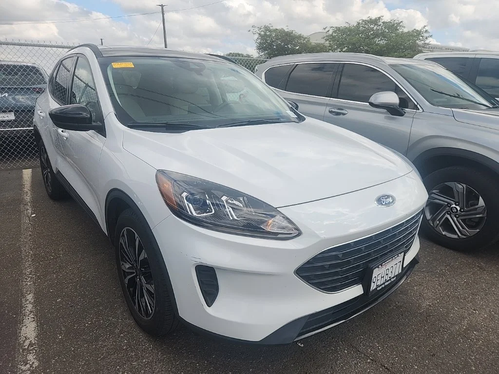 Used 2022 White Ford SE image 1