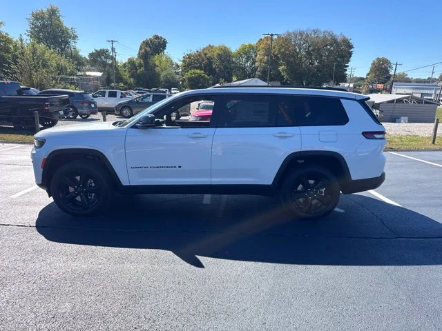New 2027 Bright White Clear-Coat Paint Jeep Limited image 4