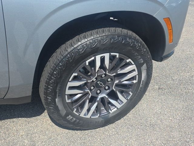 Used 2025 Gray Chevrolet Z71 image 14