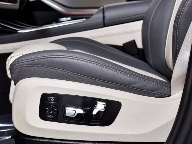 Used 2025 Gray BMW M60i image 22