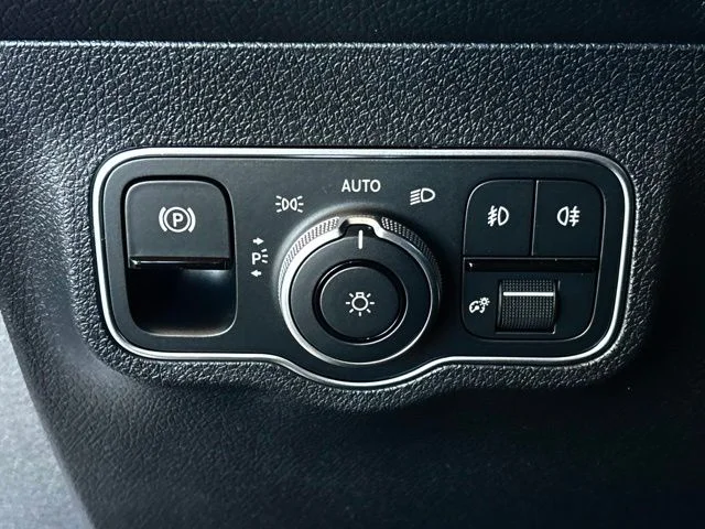 New 2026 White Mercedes-Benz GLB 250 image 21