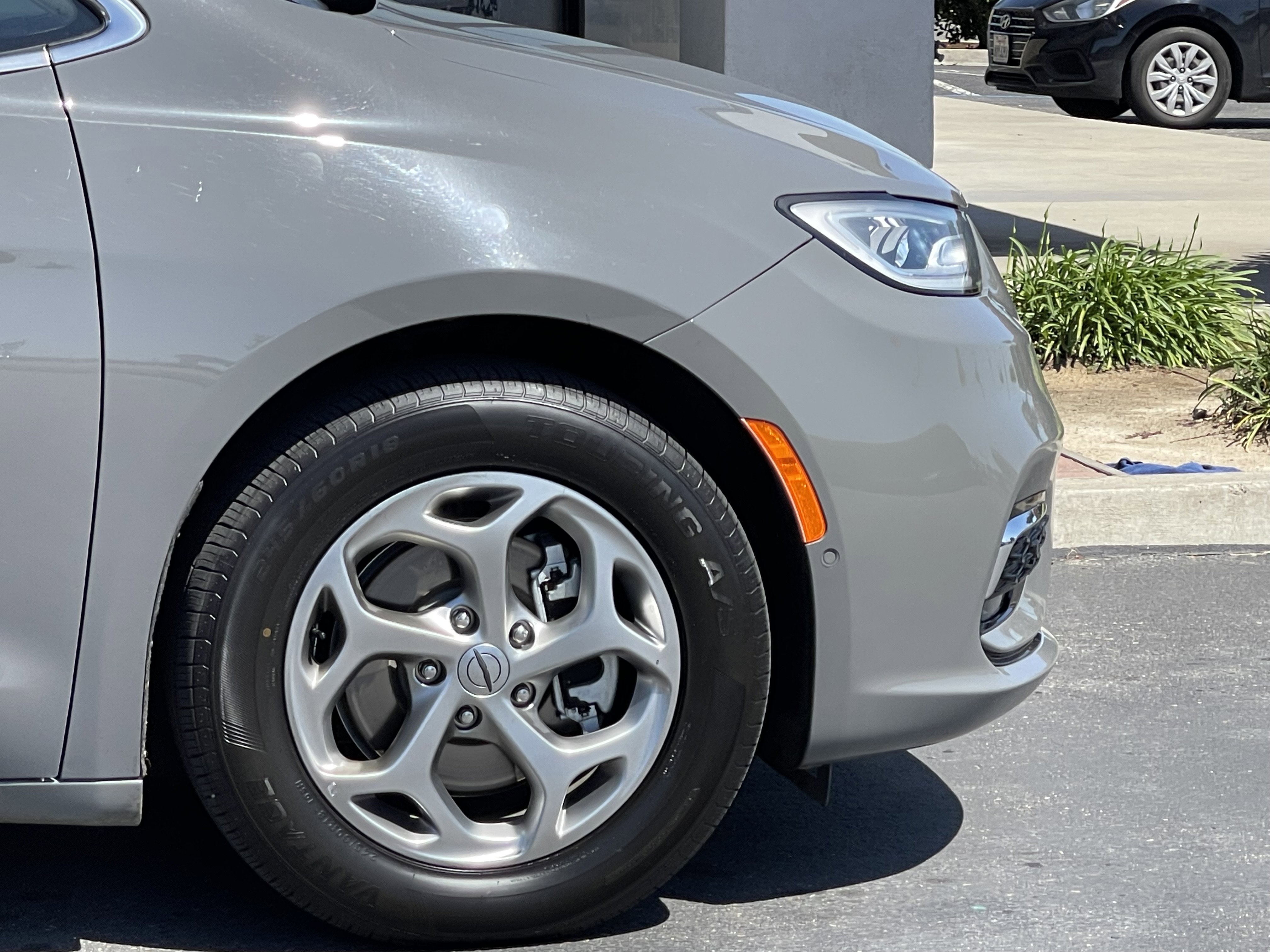 Used 2022 White Chrysler Limited image 10