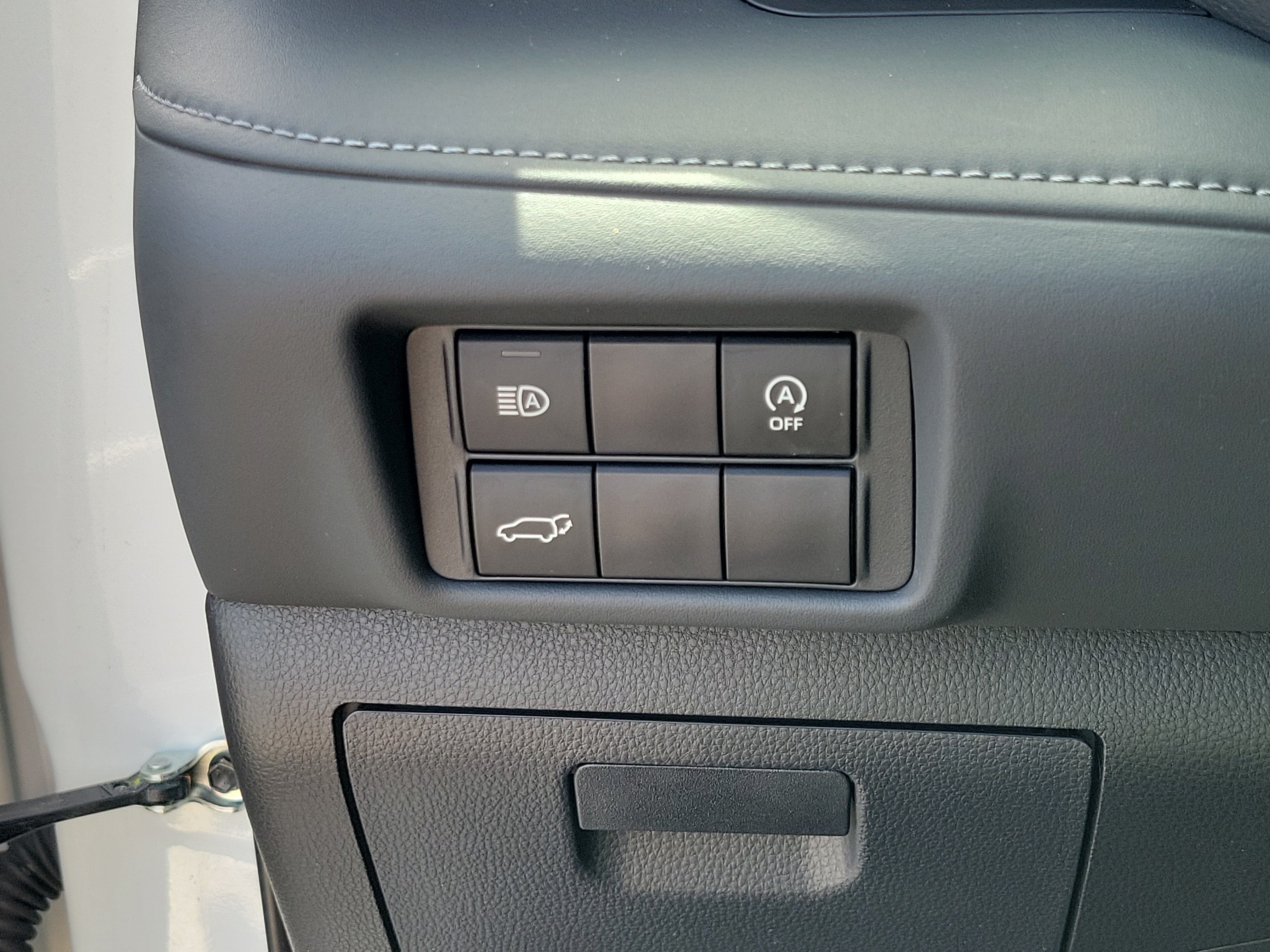 Used 2025 Pearl Toyota XLE image 25