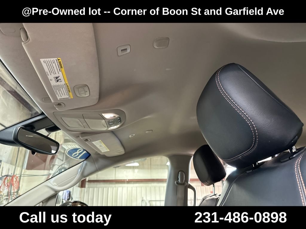 Used 2018 Gray Chrysler Touring L image 13