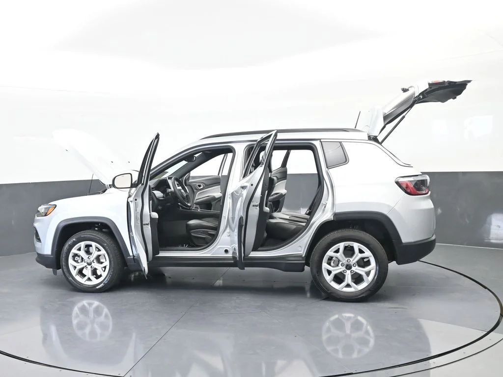 Used 2025 Silver Zynith Metallic Clearcoat Jeep Latitude image 42