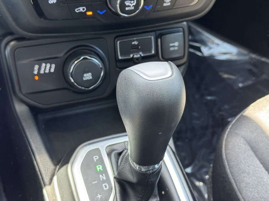 Certified Used 2019 Jetset Blue Clearcoat Jeep Latitude image 18