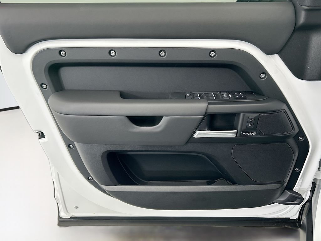 New 2026 Fuji White Land Rover X-Dynamic SE image 23