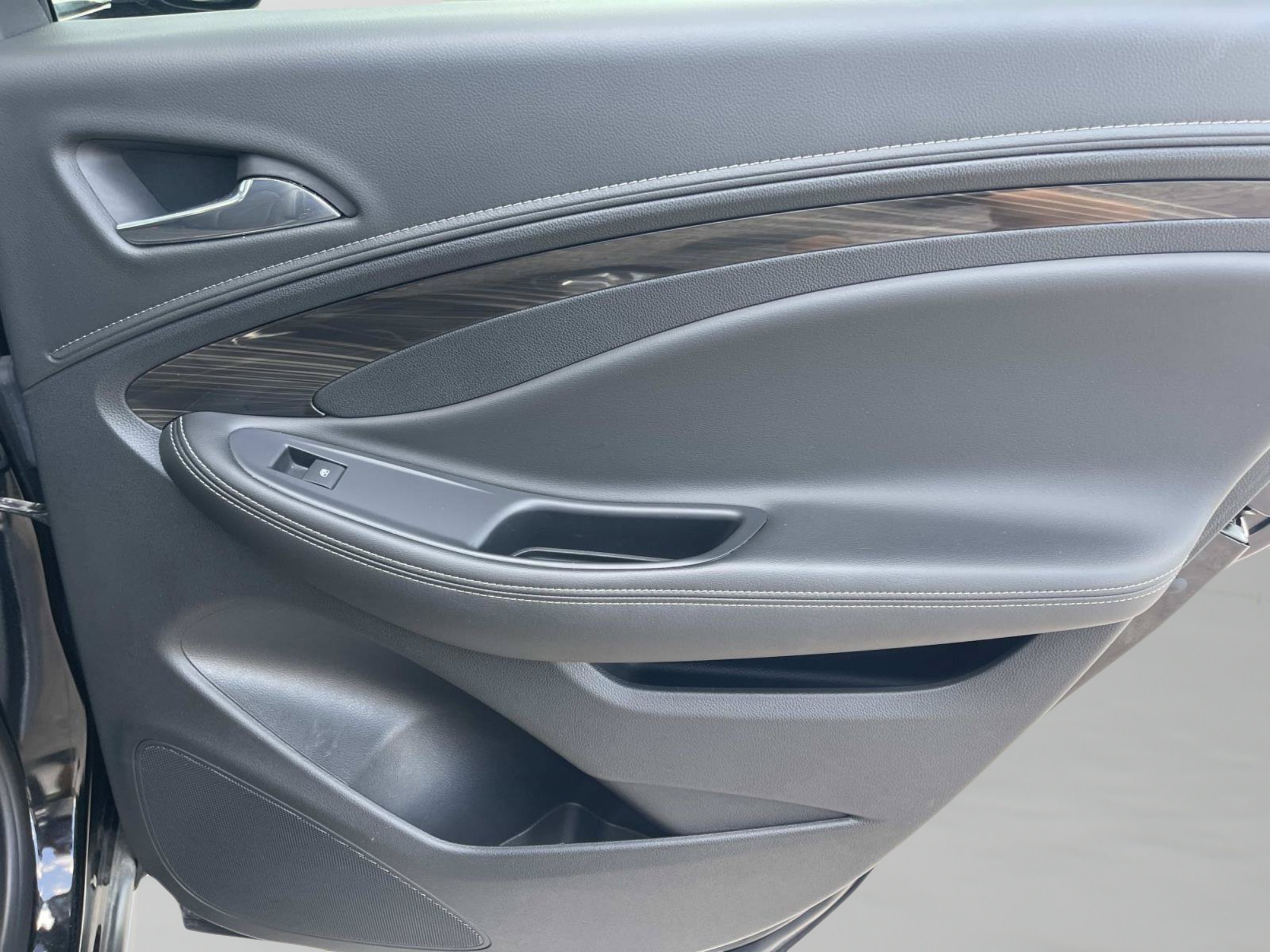 Used 2020 Ebony Twilight Metallic Buick Essence image 19