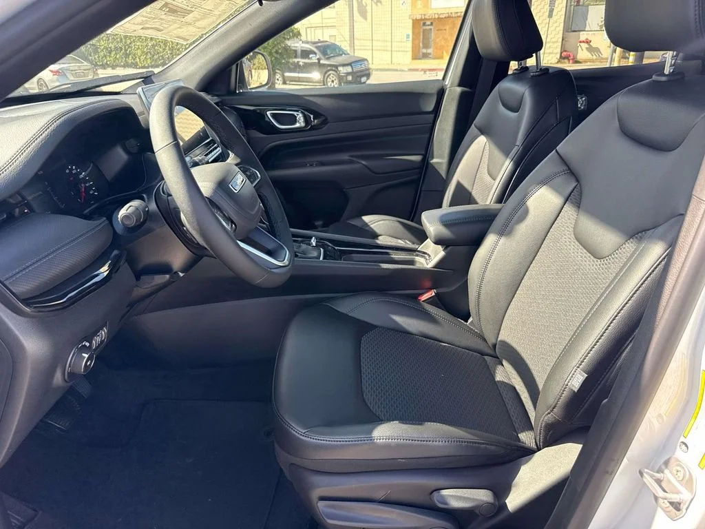 New 2026 White Jeep Latitude image 20