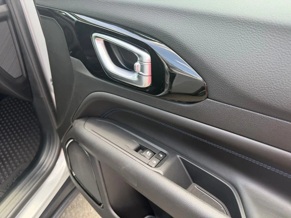 New 2026 Silver Jeep Latitude image 30