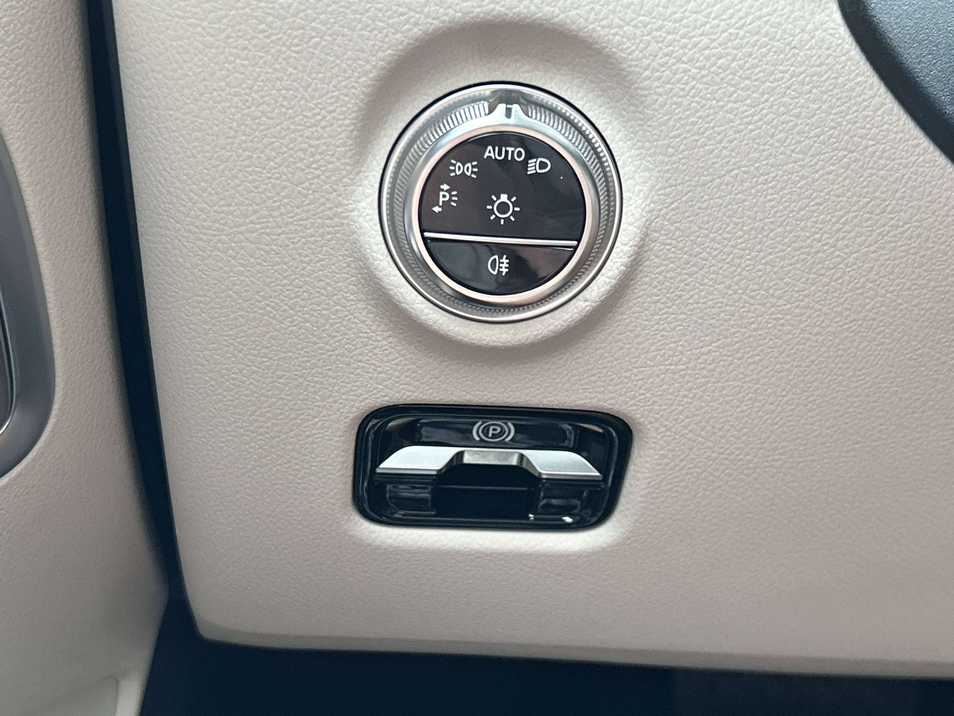 New 2026 MANUFAKTUR Moonlight White Metallic Mercedes-Benz C 300 4MATIC® Sedan image 23