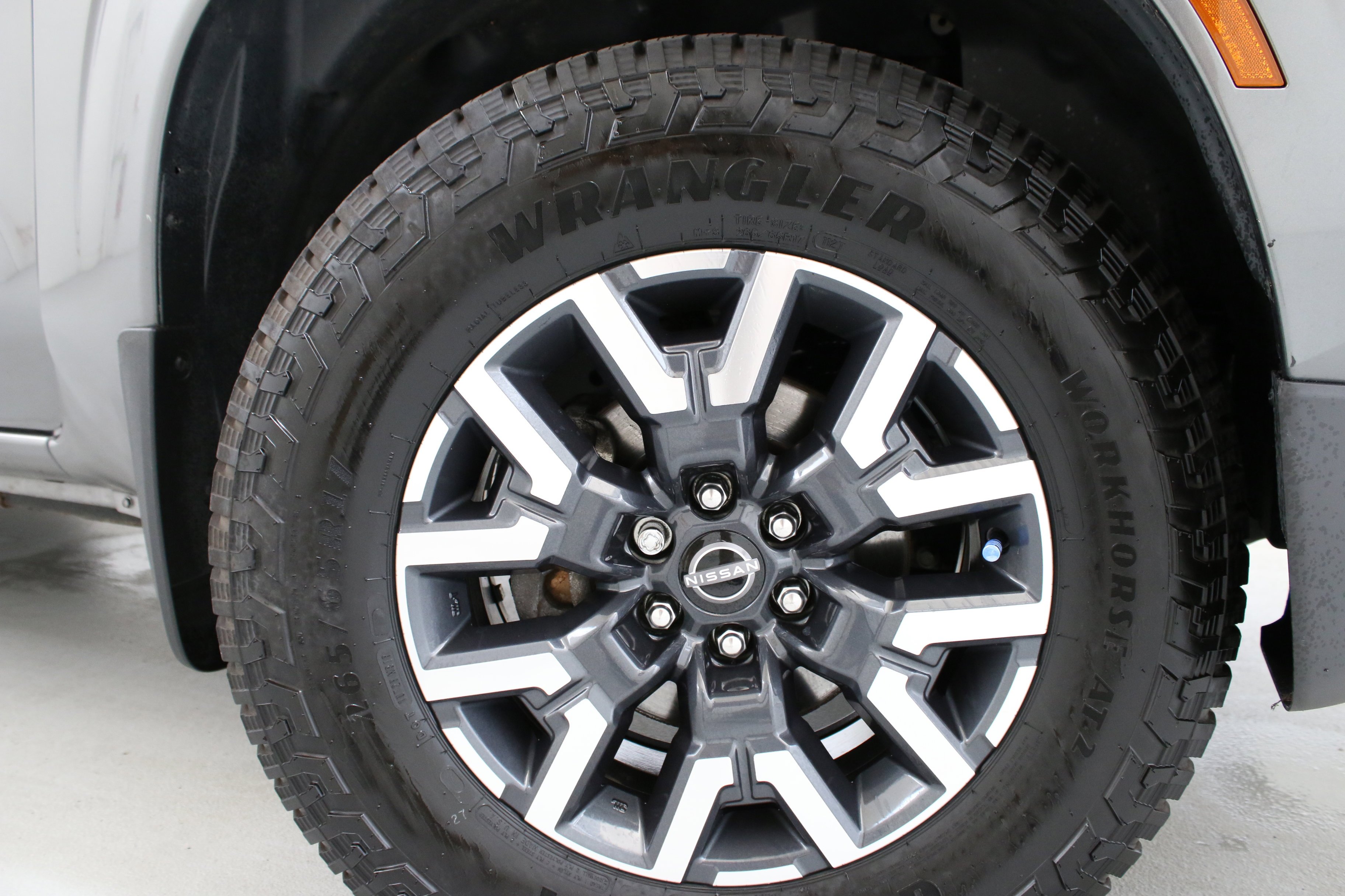 Used 2022 Gray Nissan King Cab SV 4x4 image 31