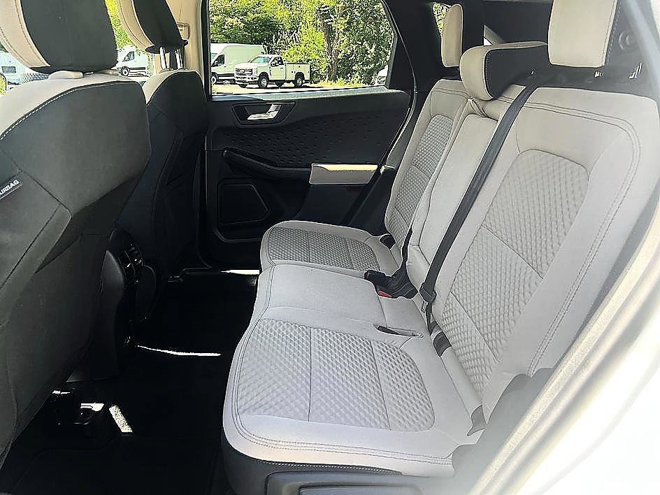 Used 2020 White Metallic Ford SE image 8