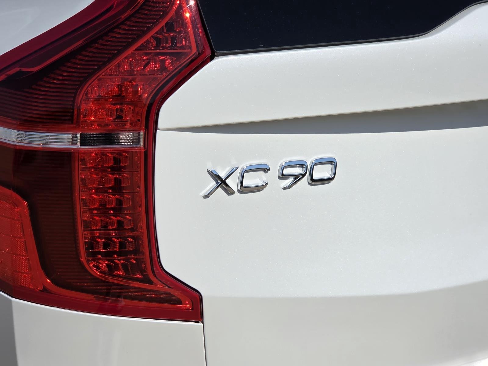 Used 2025 Crystal White Metallic Volvo Ultra image 8