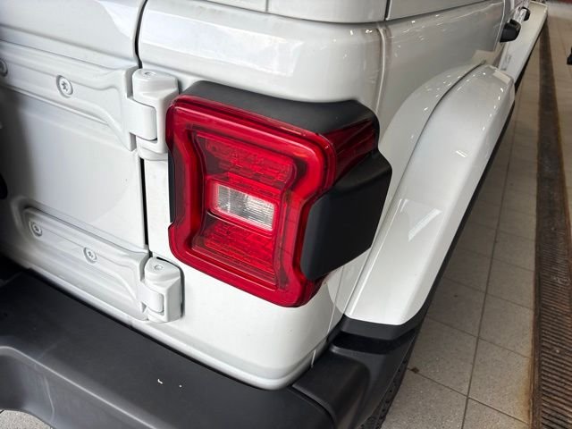 Used 2022 White Jeep Unlimited Sahara Altitude image 8