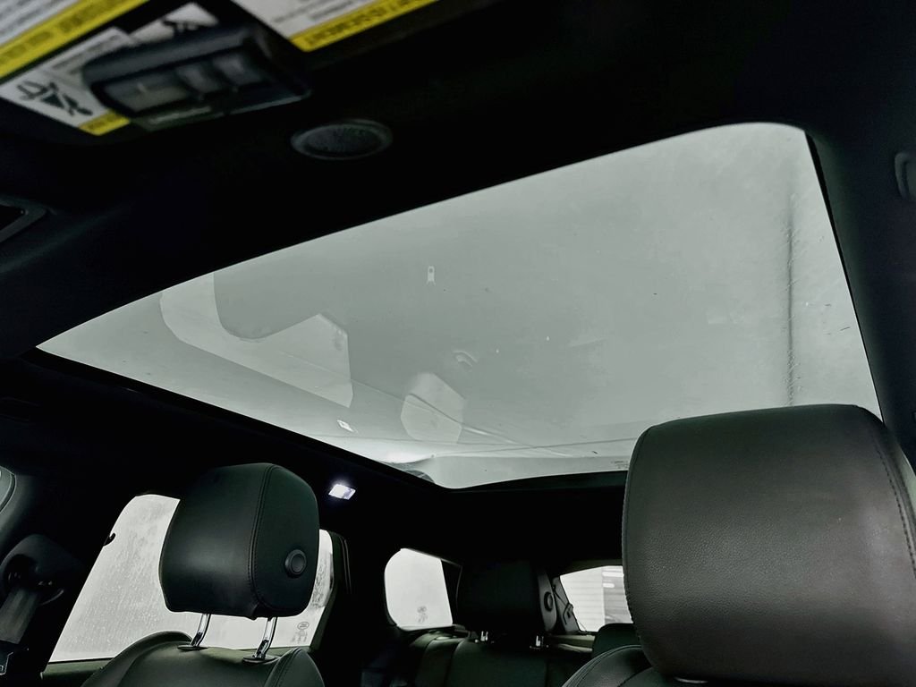 Used 2023 White Land Rover R-Dynamic S image 22