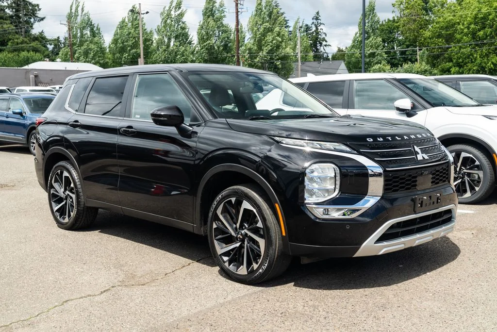 Used 2024 Black Mitsubishi SE image 1