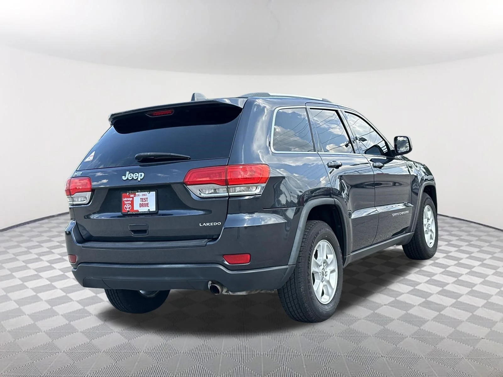 Used 2015 Maximum Steel Metallic Clear Coat Jeep Laredo image 5
