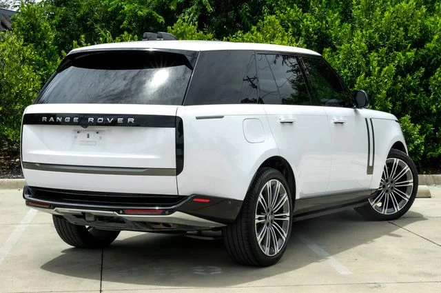 Used 2024 White Land Rover SE image 13