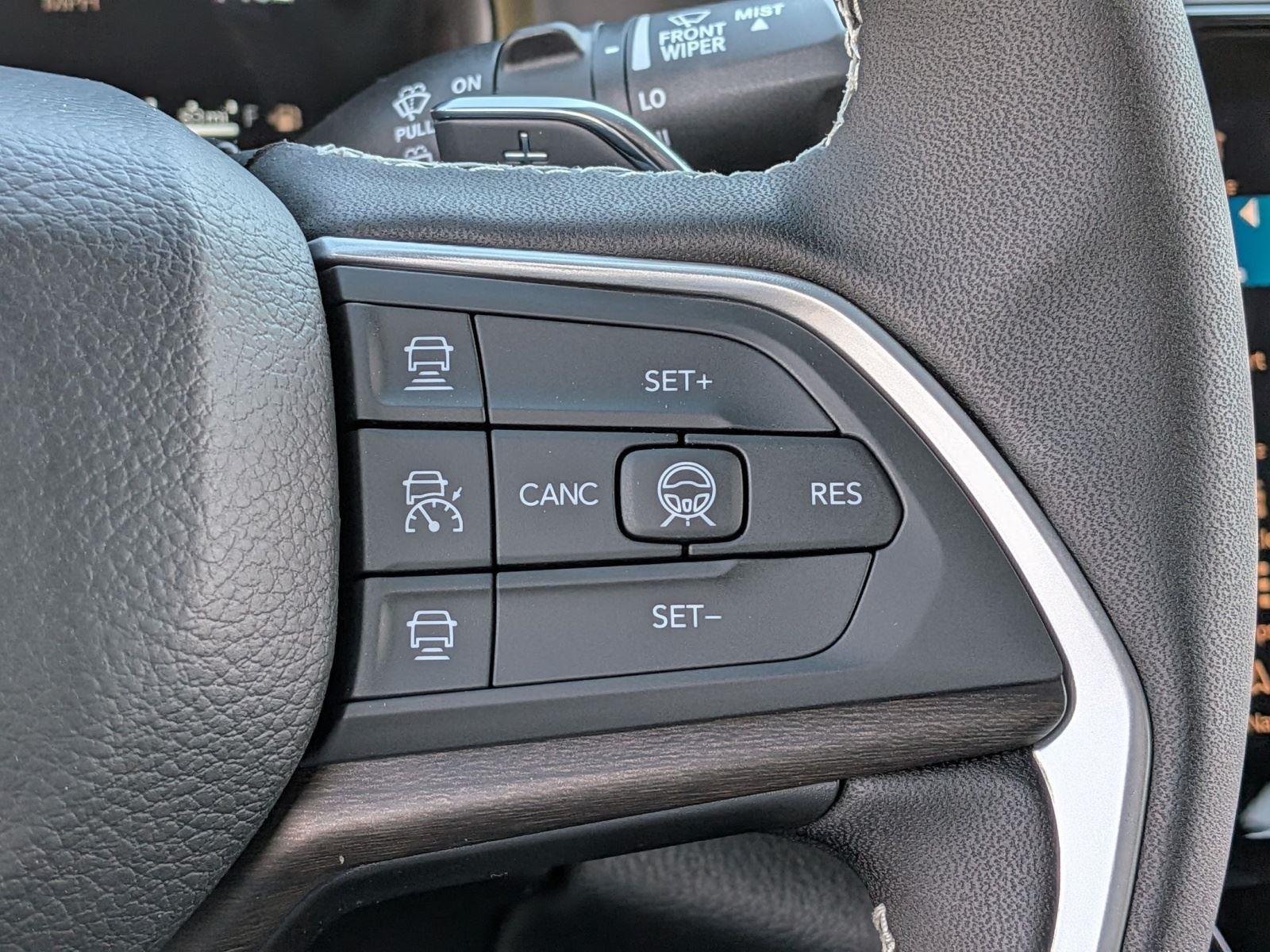 New 2026 Silver Zynith Exterior Paint Jeep Laredo Altitude image 24