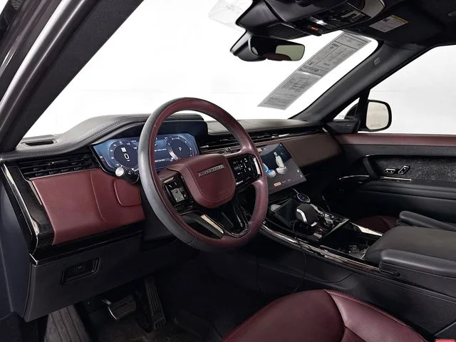 Used 2023 Gray Land Rover SE Dynamic image 9