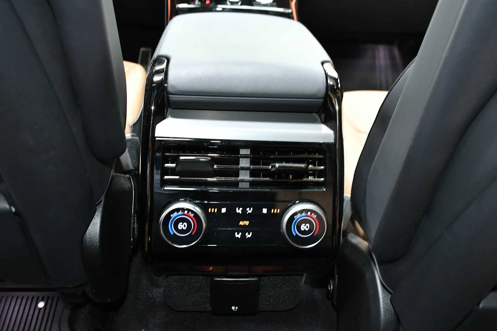 Used 2023 Carpathian Grey Premium Metallic Land Rover SE Dynamic image 24