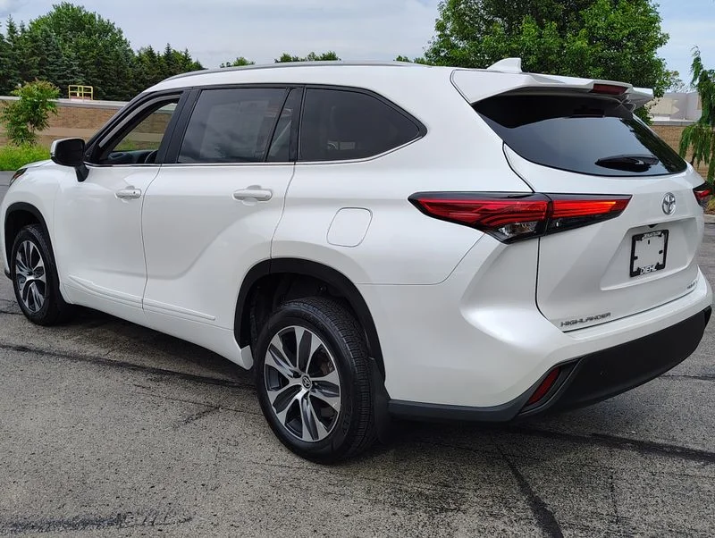 Used 2023 Beige Toyota XLE image 9