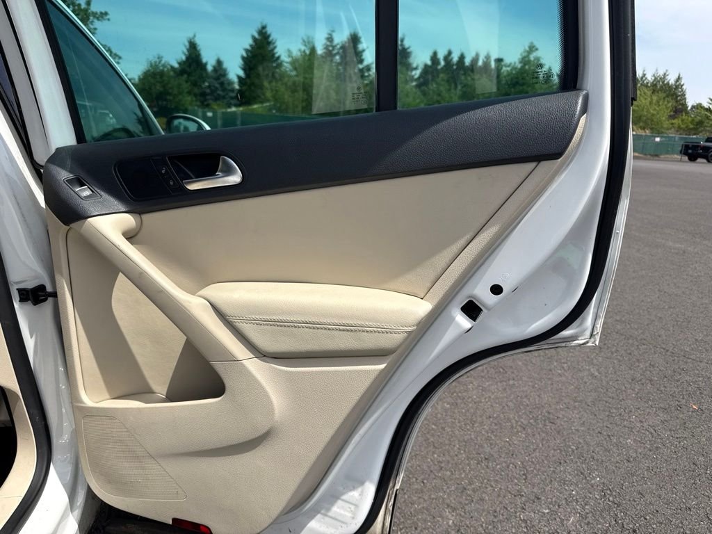 Used 2013 Candy White Volkswagen AWD One-Owner image 21