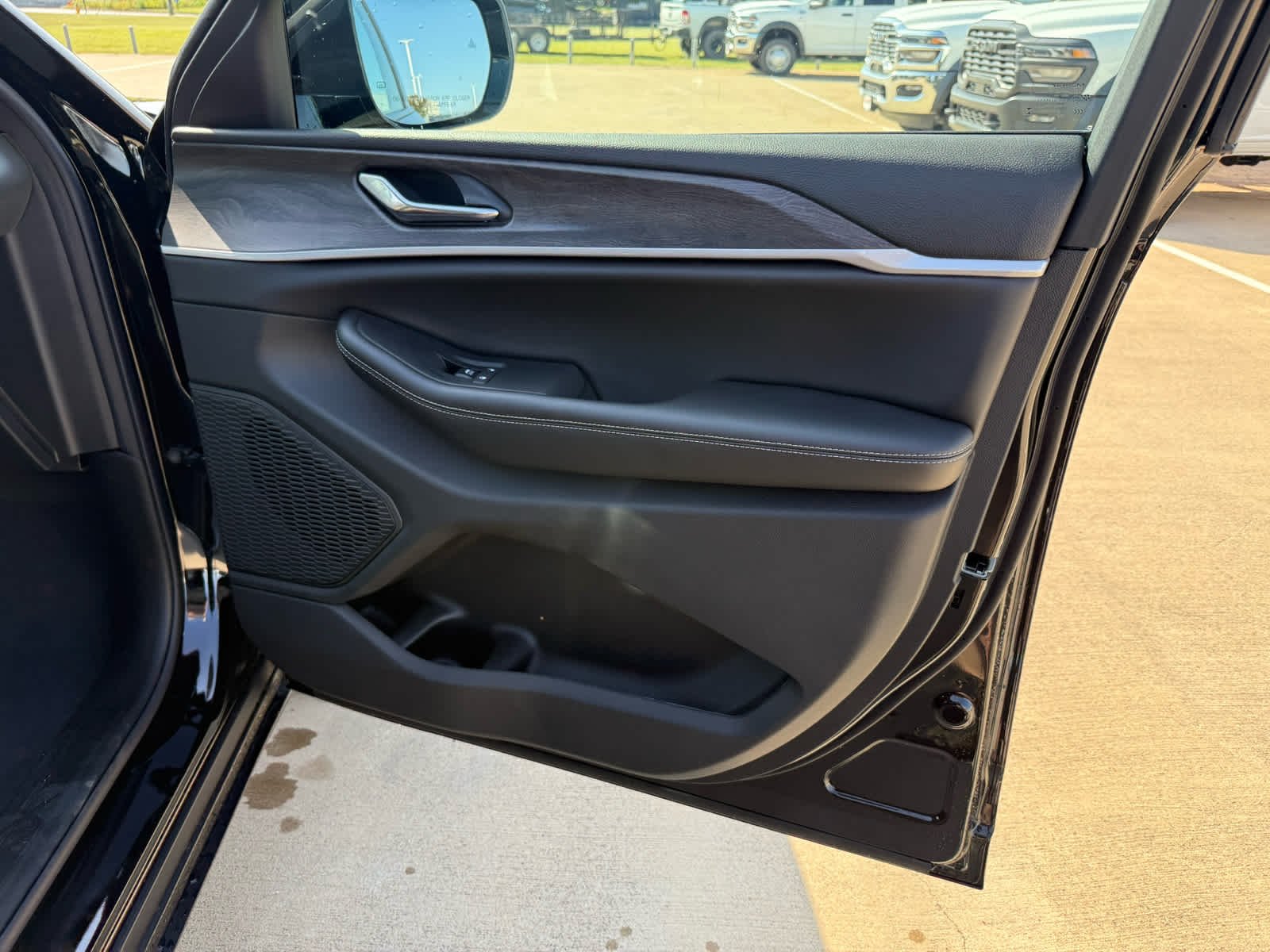 New 2026 Diamond Black Crystal Pearlcoat Jeep Laredo Altitude image 20