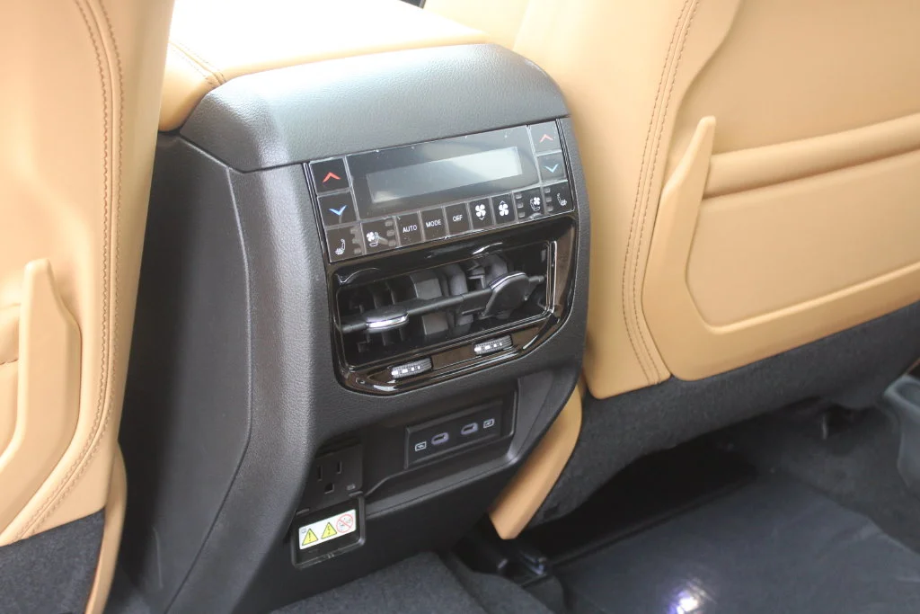 New 2027 Bright White Clear-Coat Paint Jeep Summit image 10