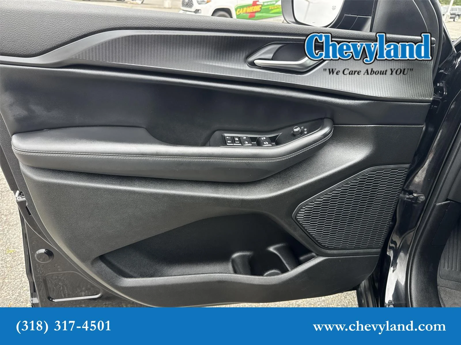 Used 2023 Diamond Black Crystal Pearlcoat Jeep Laredo image 22