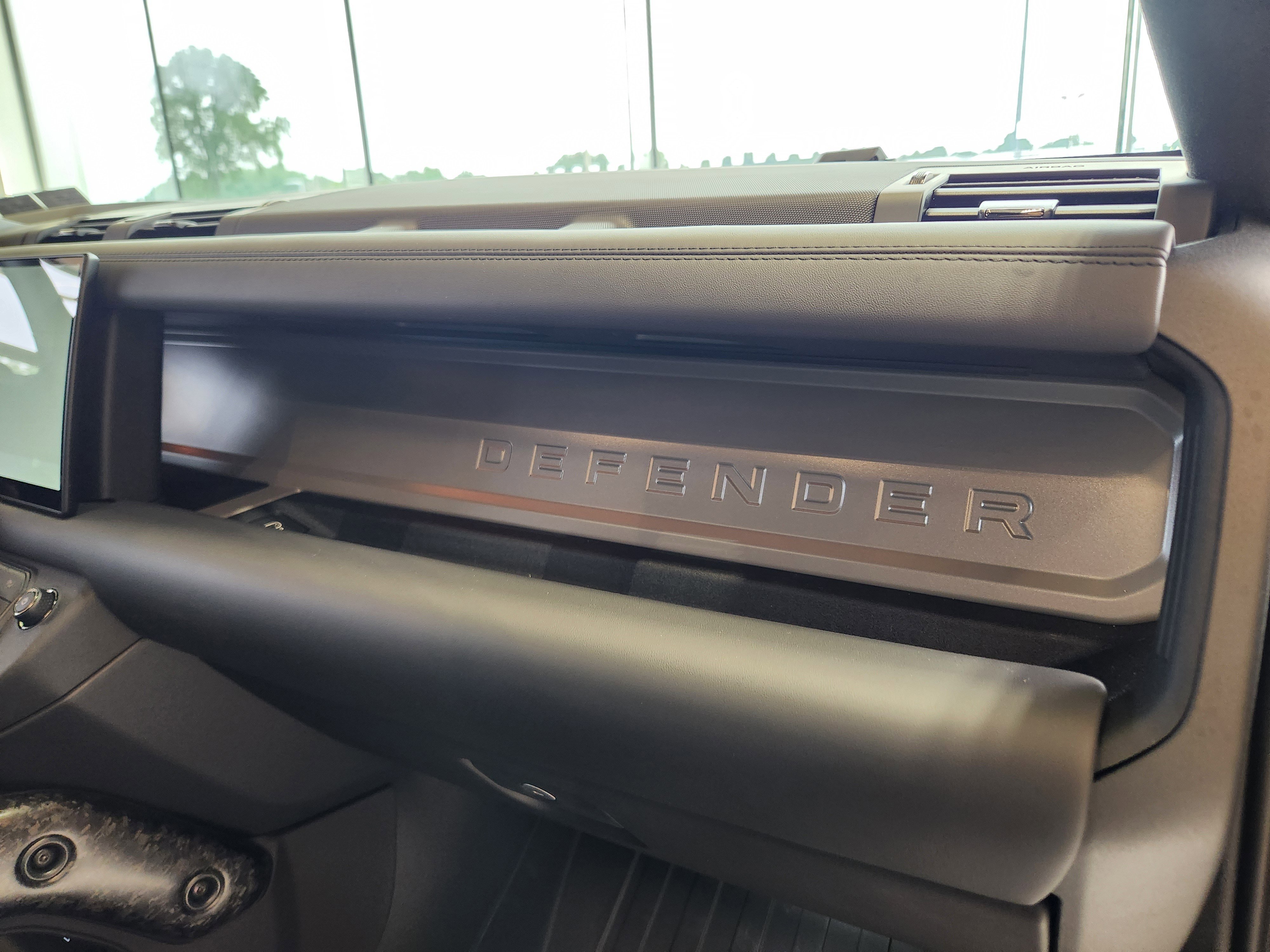 2025 Land Rover Defender Octa Edition One - Photo 13