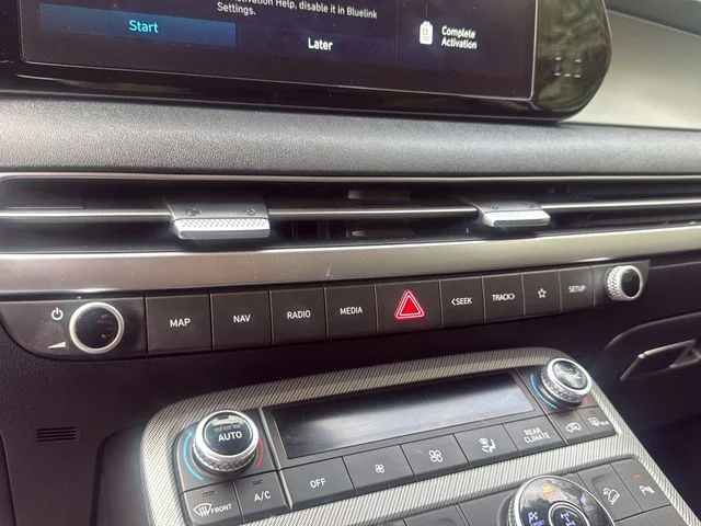Used 2023 White Hyundai SEL image 19