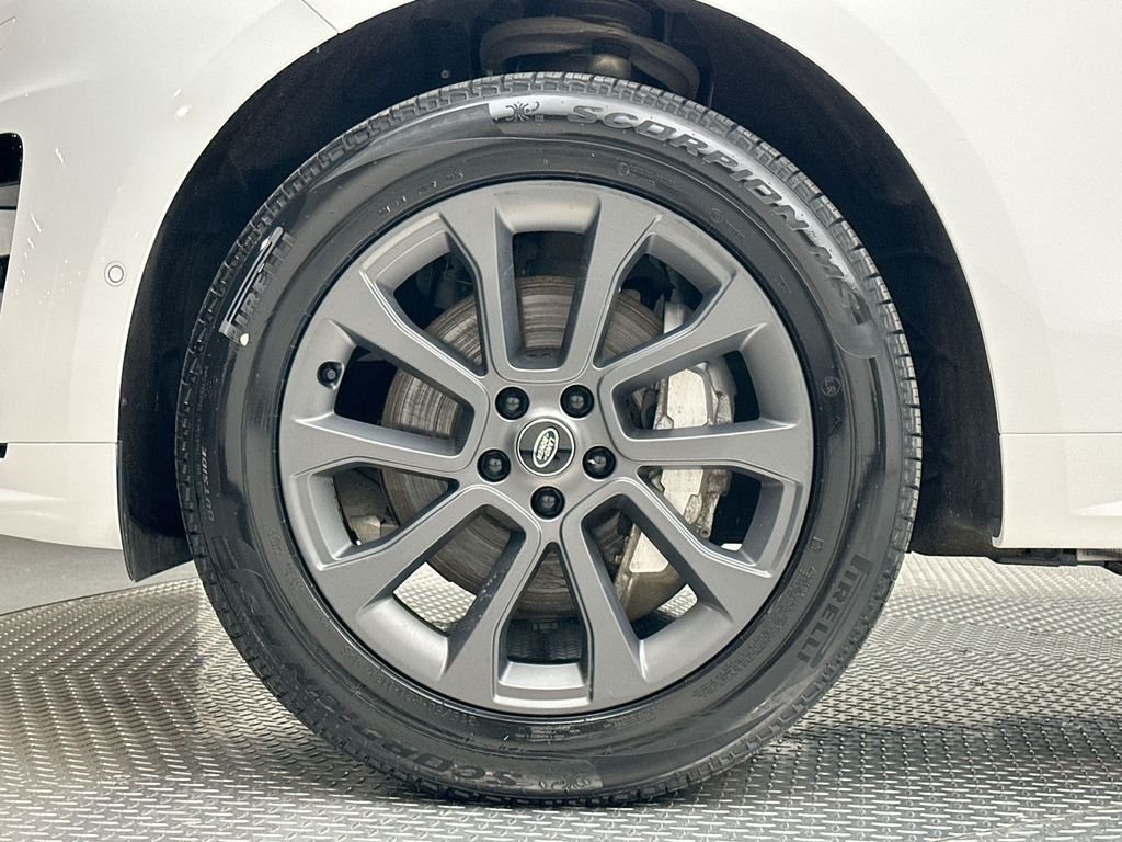 Certified Used 2025 Fuji White Land Rover Dynamic SE image 17