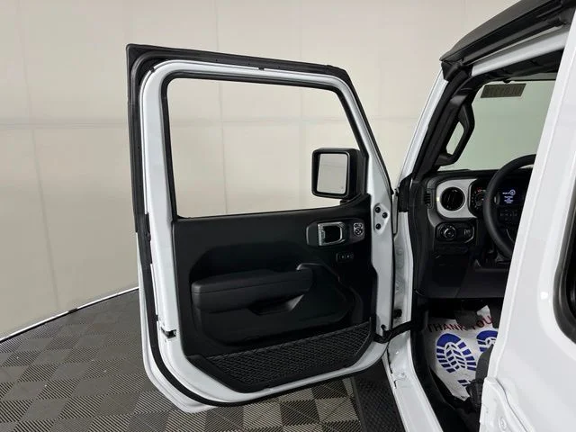 Used 2026 White/off-white Jeep Sport S image 15